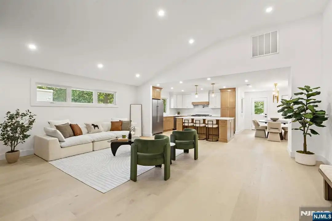 14 Chestnut Ave – photo 1 of 31