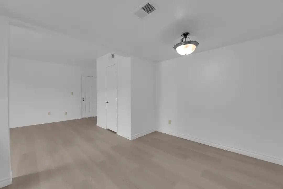5295 Indian River Dr - More