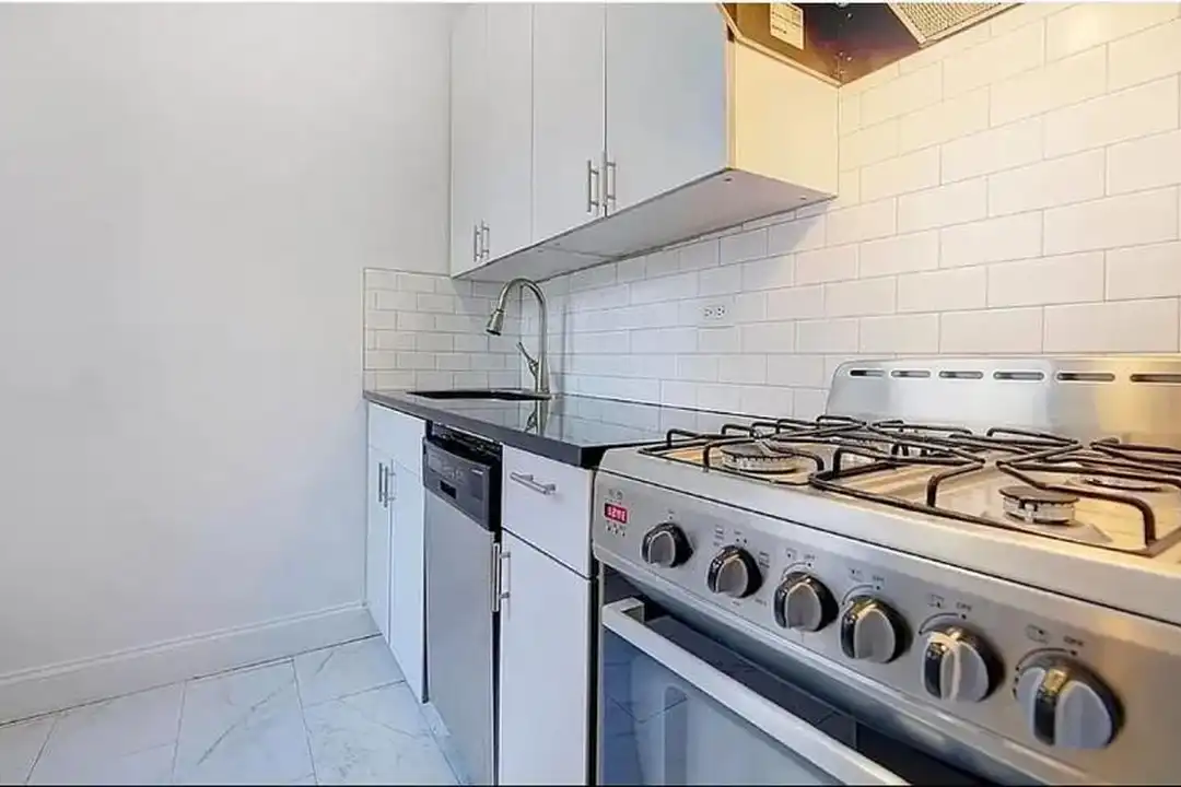 301 E 53rd St - More
