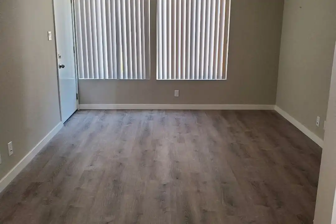 212 W Elk Ave - View 2