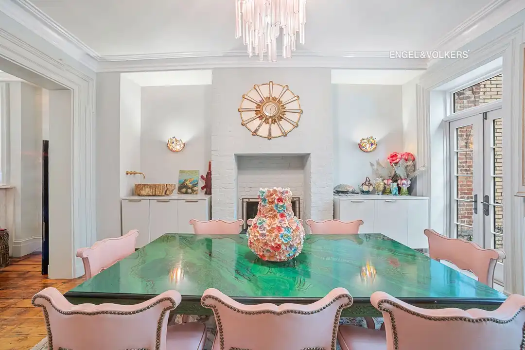 351 W 30th St – pohled 6