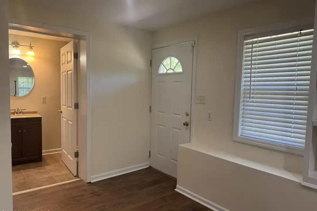 950 Perrytown Rd - More