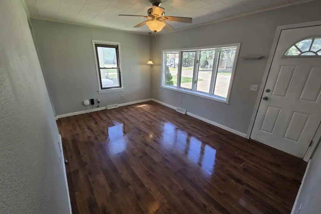 449 4th St E - View 5