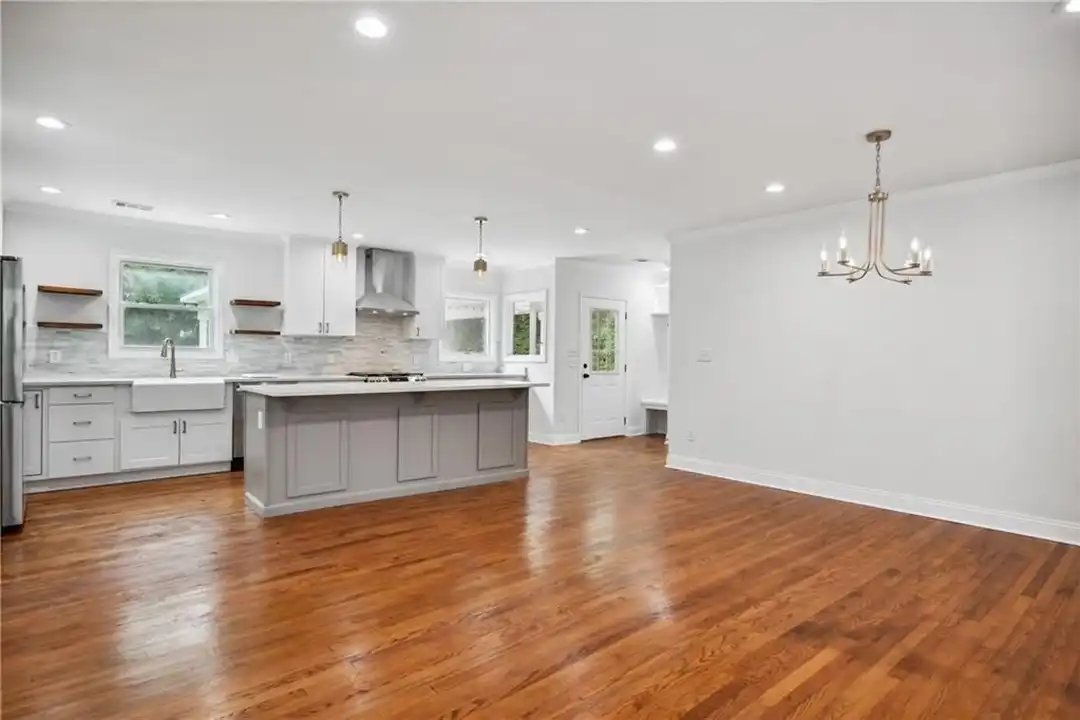 1249 Goodwin Rd NE – další