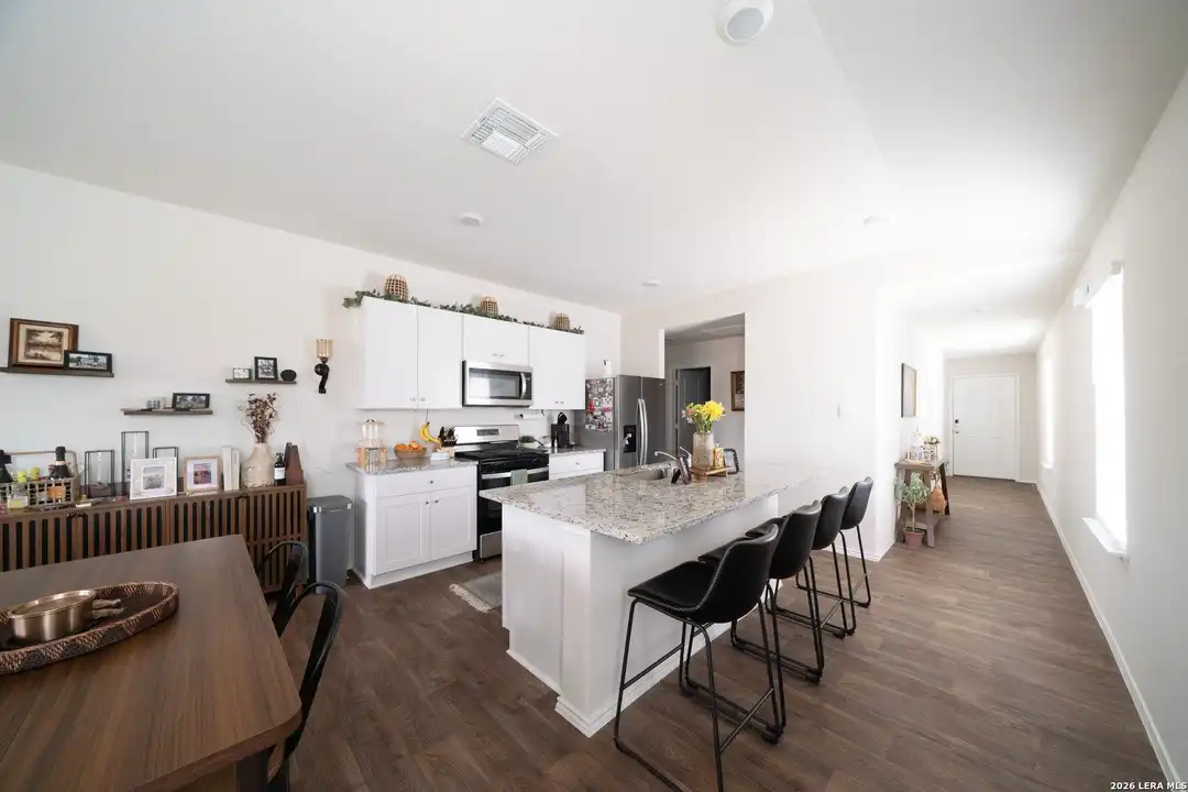 House in Floresville - View 5