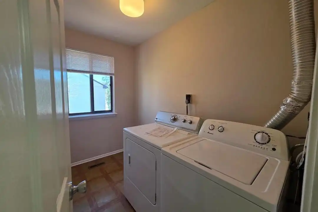 2529 Cottonwood Ct - More