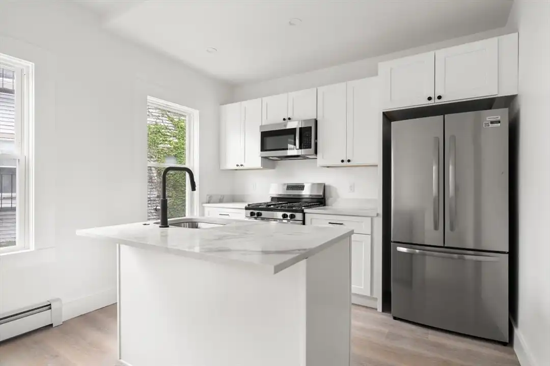 467 E 3rd St unit 3 - View 4