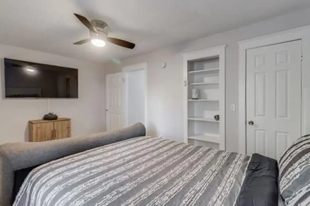 1113 Olympia Ave unit Unit B - More