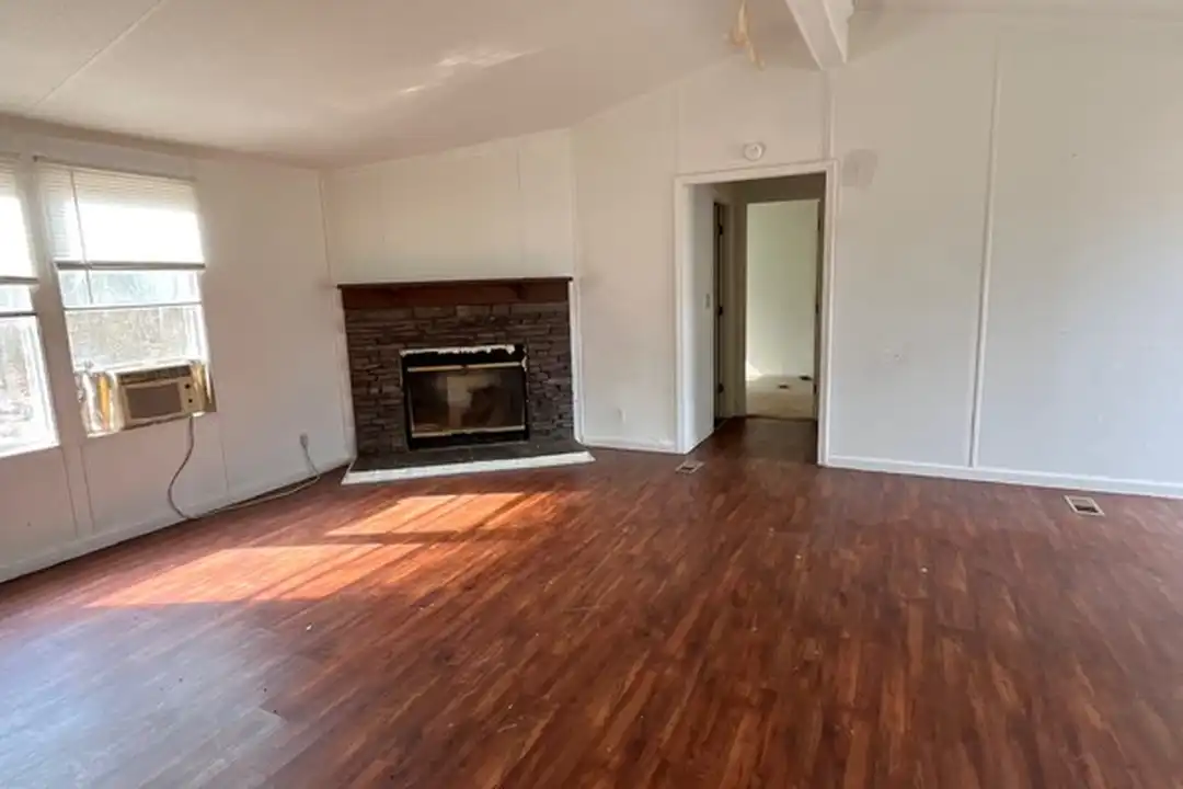 15 Oddie Ln - More