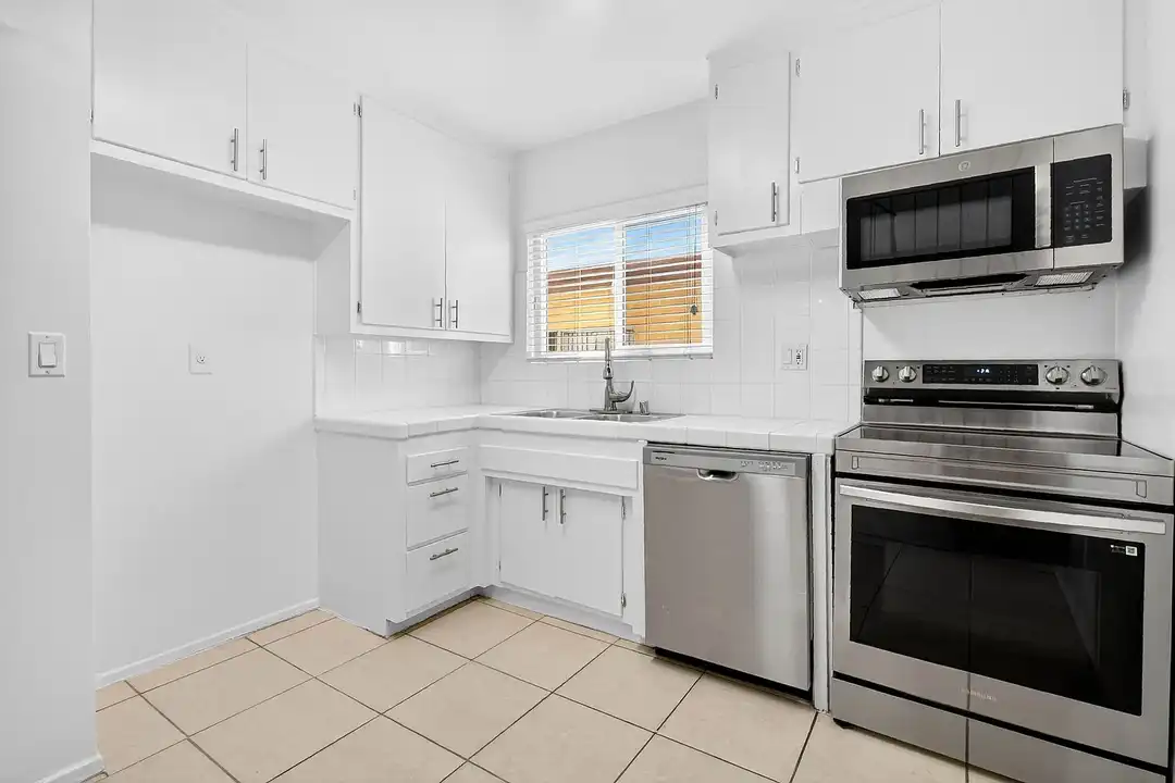 Apartment in Los Angeles, Canoga Park - View 5