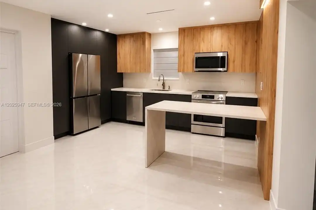 901 NW 9th Ct - View 3