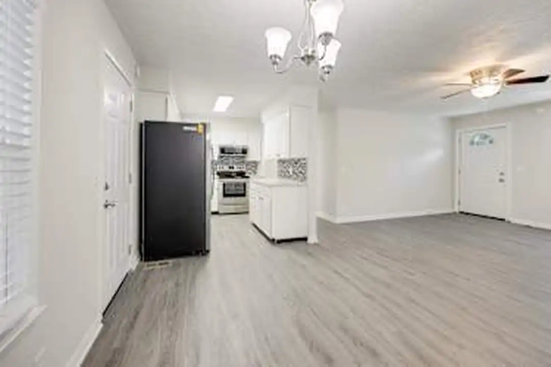 1612 Southgate Dr - View 3