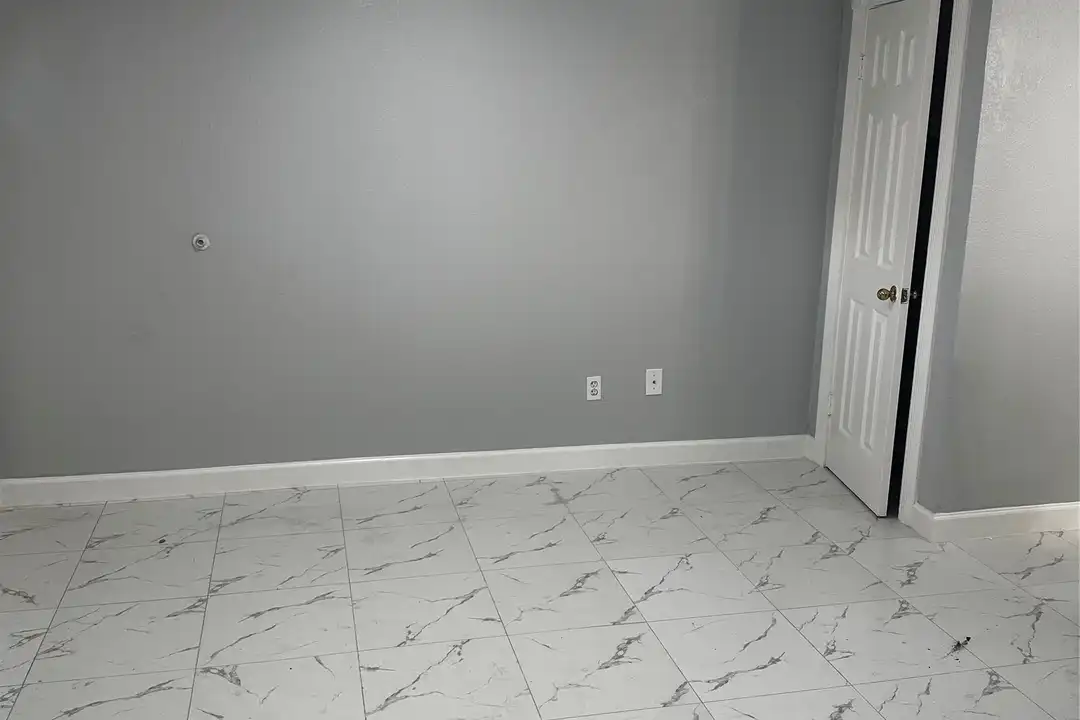 Apartment in Houston, Spring Branch Central - View 5