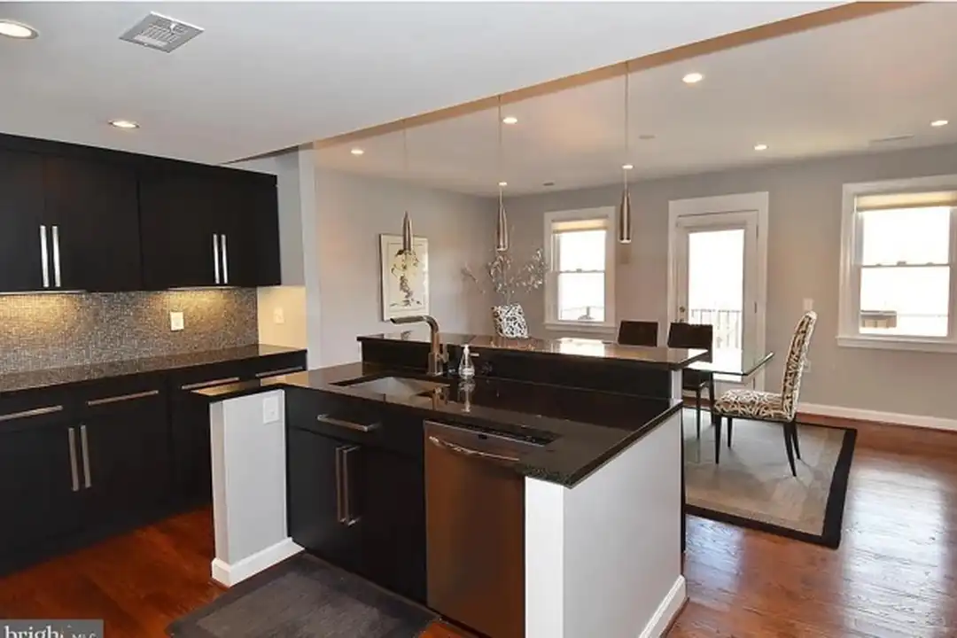 Apartment in Washington - View 4