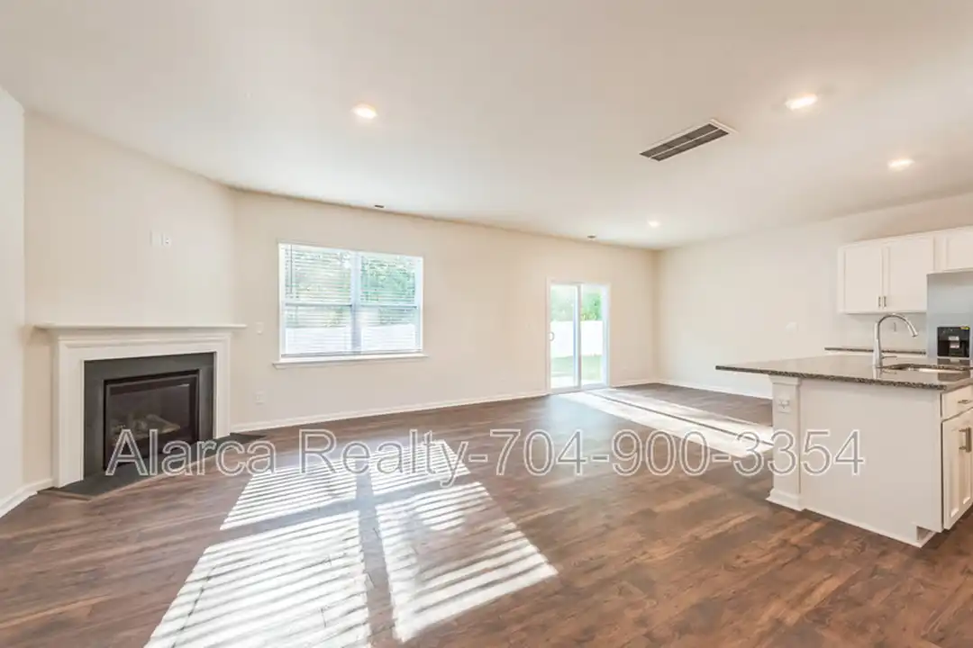 House in Charlotte, Mecklenburg - View 4