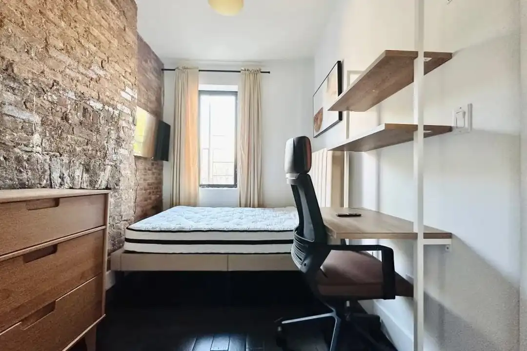 Private Bedroom in 3 Bedroom/1 Bathroom Home – photo 1 of 9