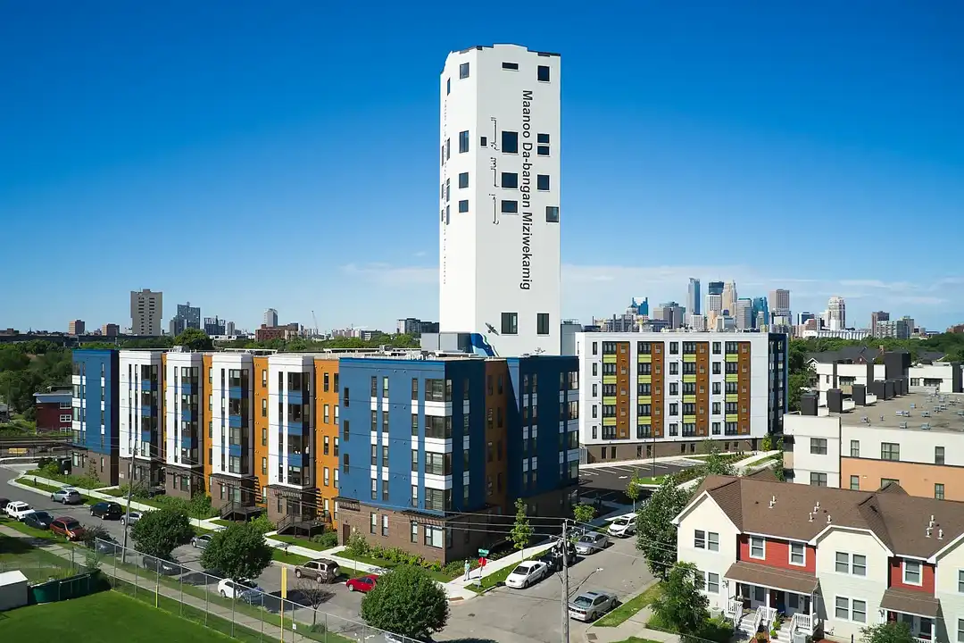 Maya Commons ! Brook Commons ! Charlotte Commons – pohled 2