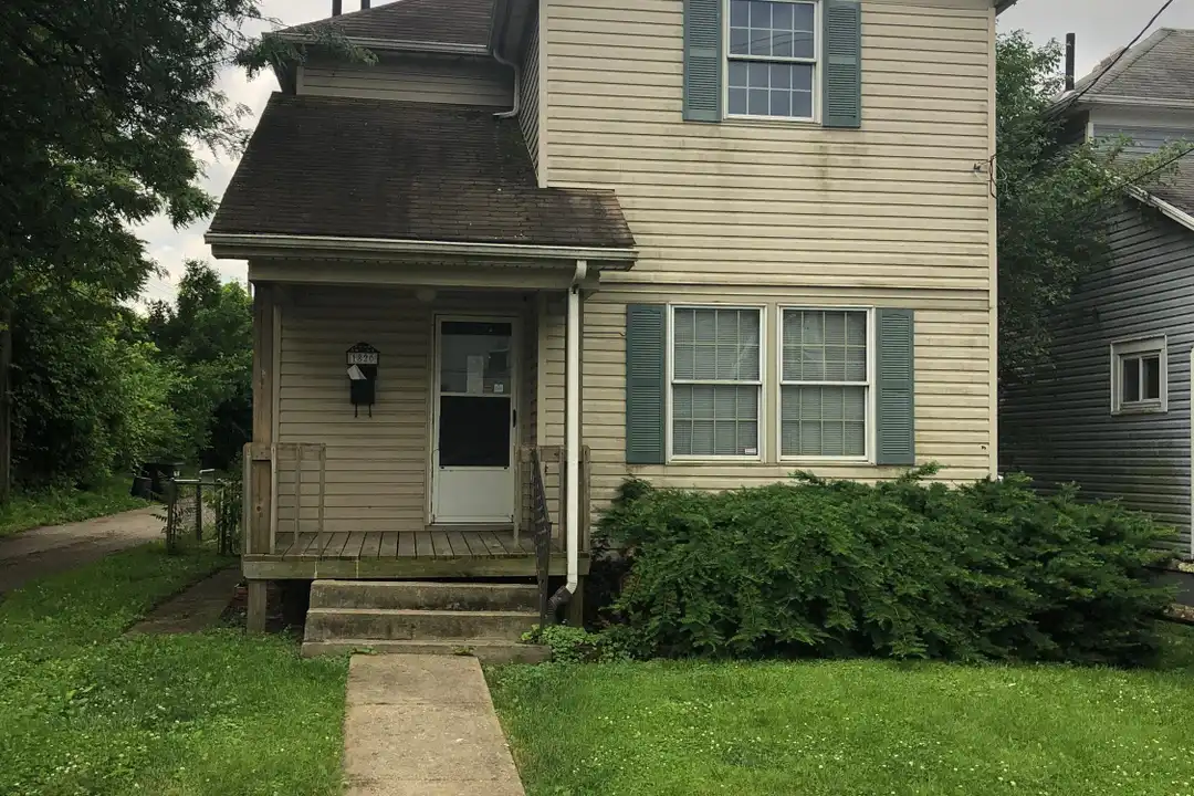 1820 Clarendon Ave – photo 1 of 35