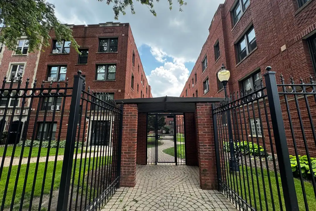 Apartment in Rogers Park Township, Glenwood Arts District, Rogers Park - View 2