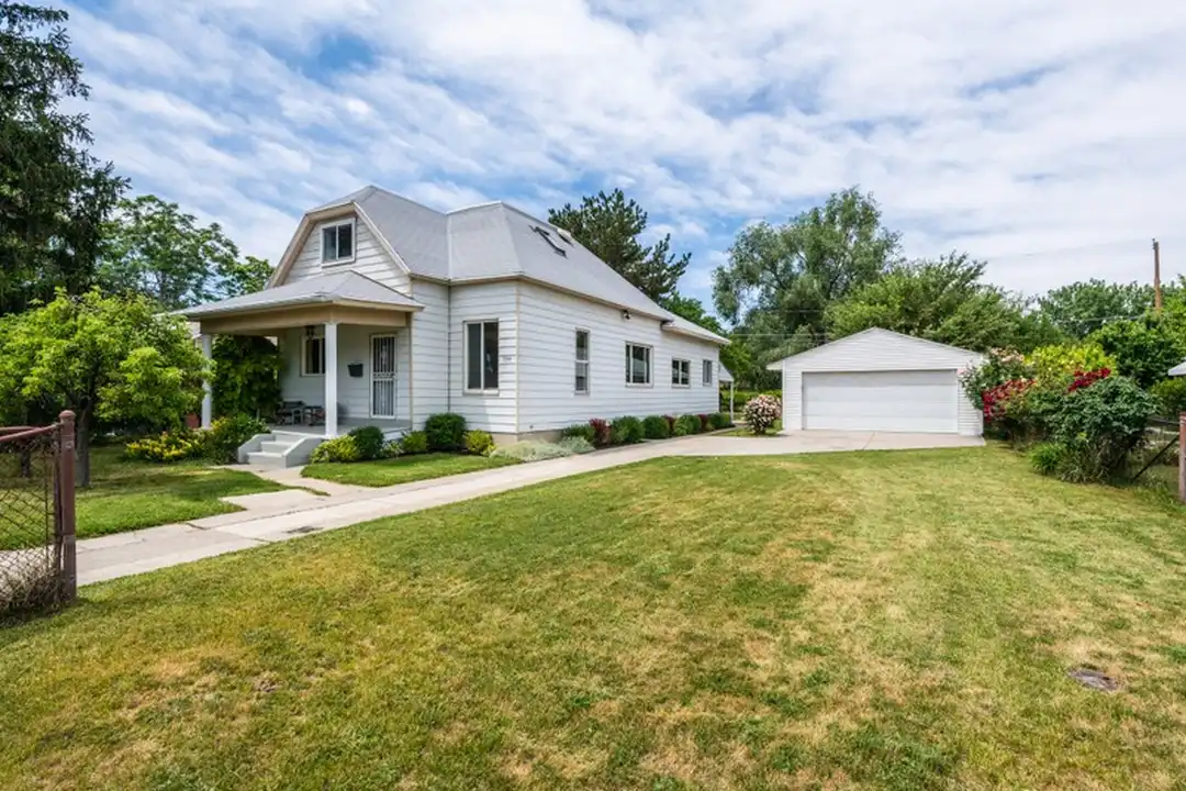 756 Glendale St W – photo 1