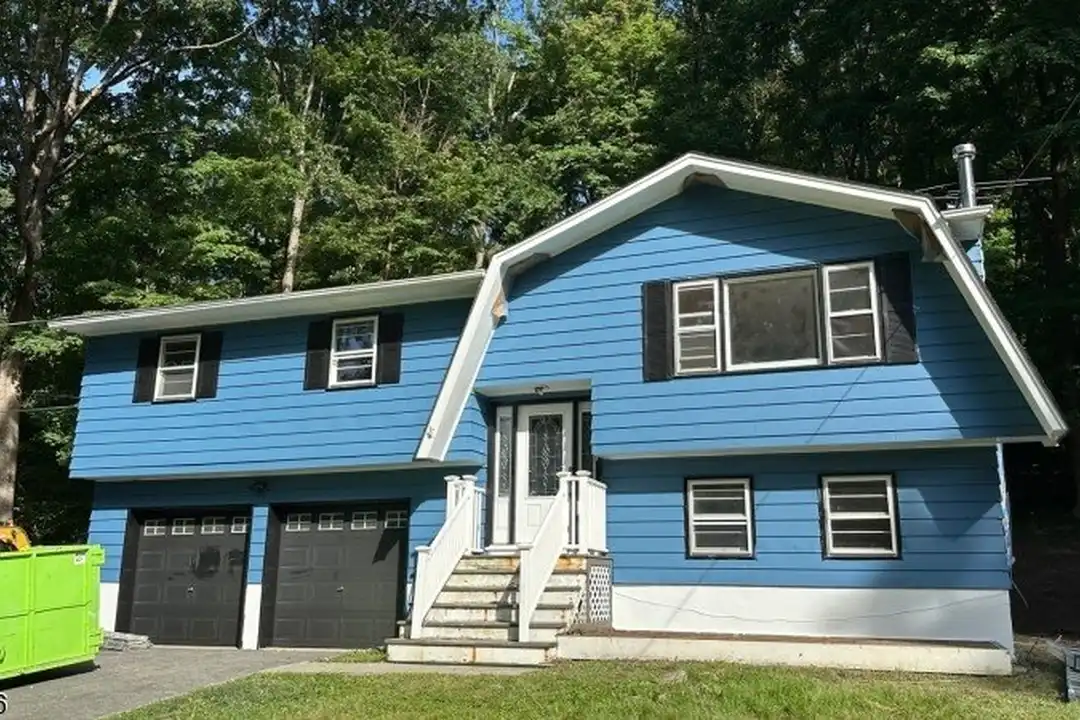95 Longwood Lake Rd – photo 1 of 8