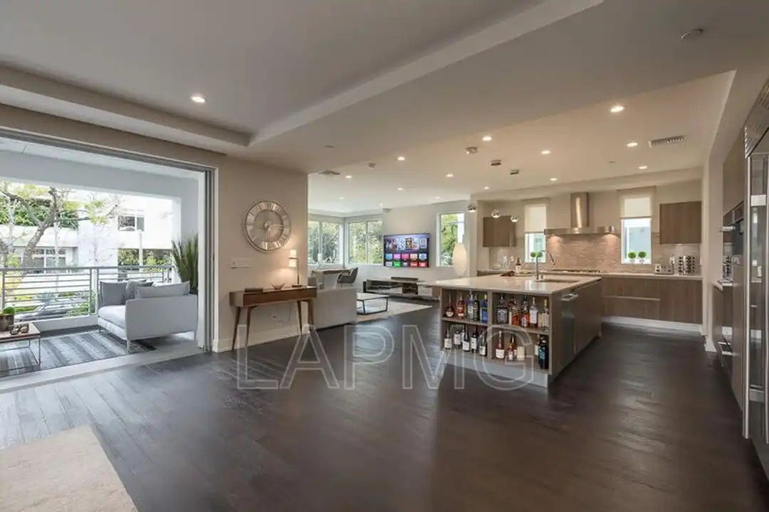 450 N Palm Dr unit # 206 - View 2