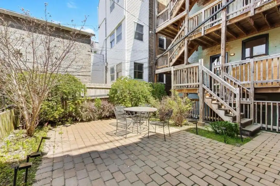 2132 N Oakley Ave - View 3