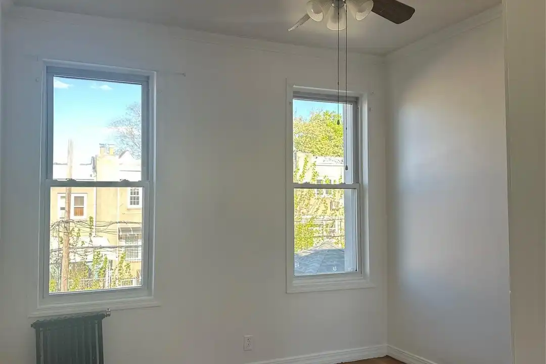 Apartment in New York, Jackson Heights, Queens - View 4