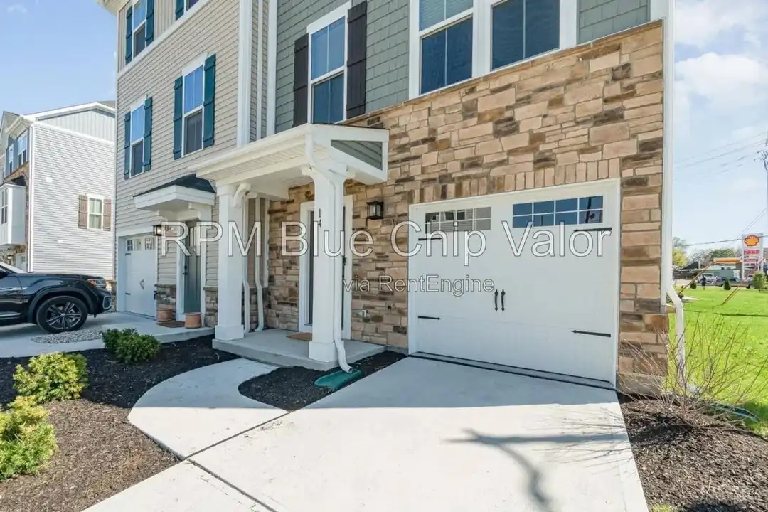 14 Wentworth Ln – photo 1 of 10