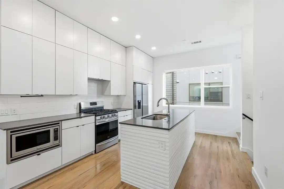 427 W 10th St #502 - View 4