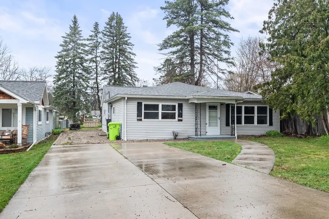 3153 Bessie St – photo 1 of 18
