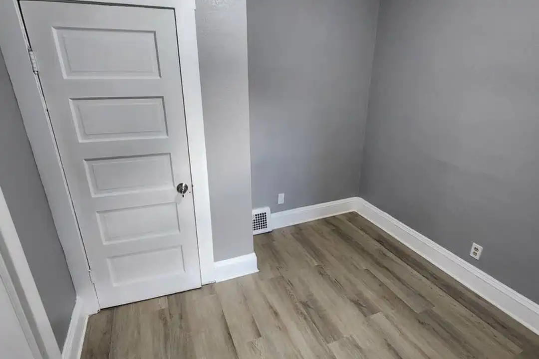 3011 E 125th St – další