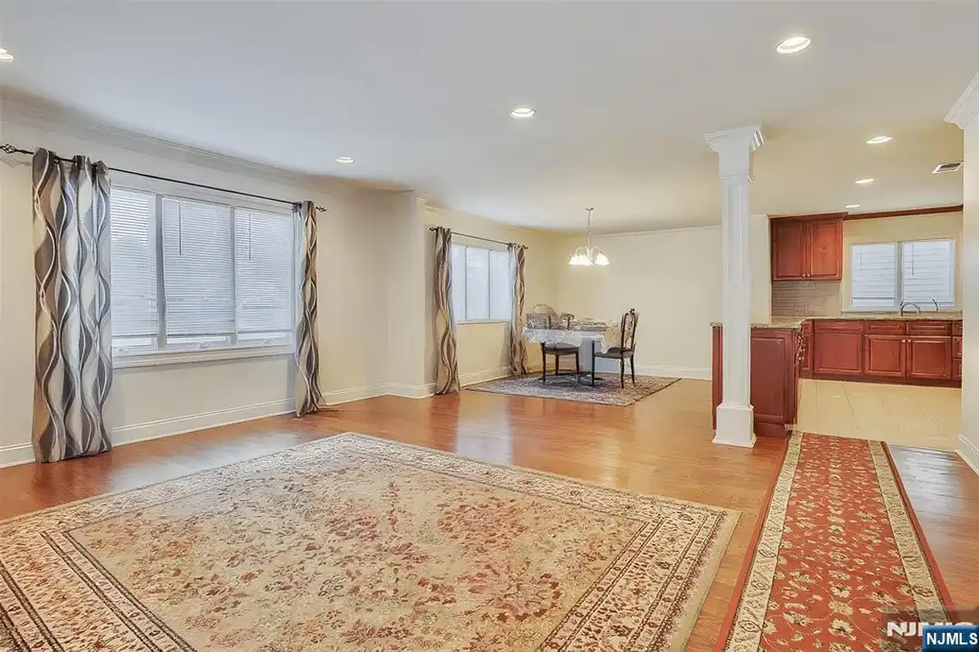 20 Franklin Ave - More