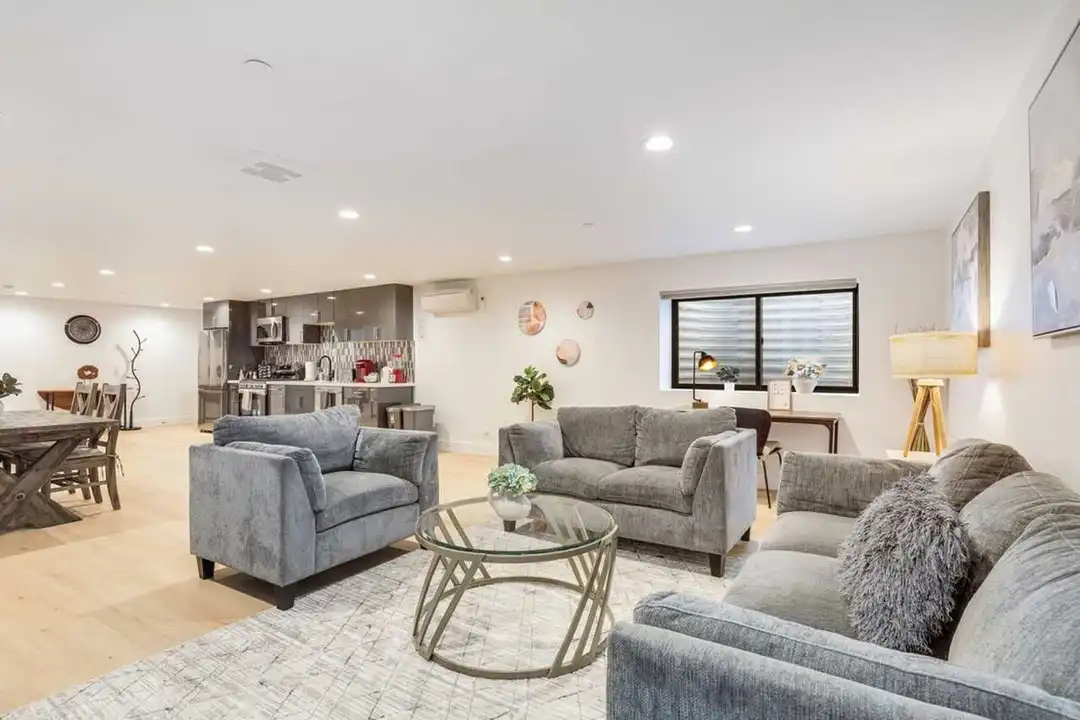 House in Bellevue - View 2