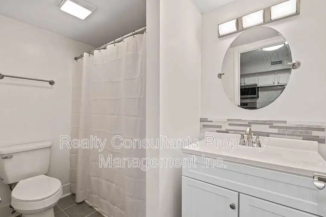 604 E Iredell Ave unit 2 - View 5