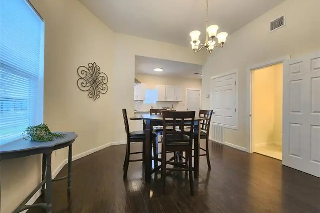 Apartment in Greenville - More