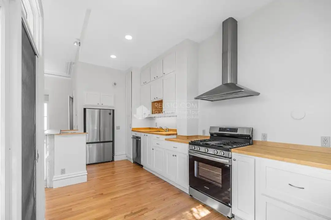 569 Capp St - View 4