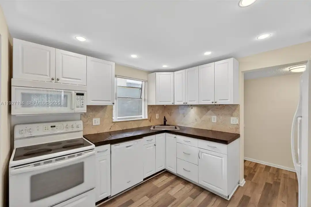3100 Riverside Dr #305 - View 3