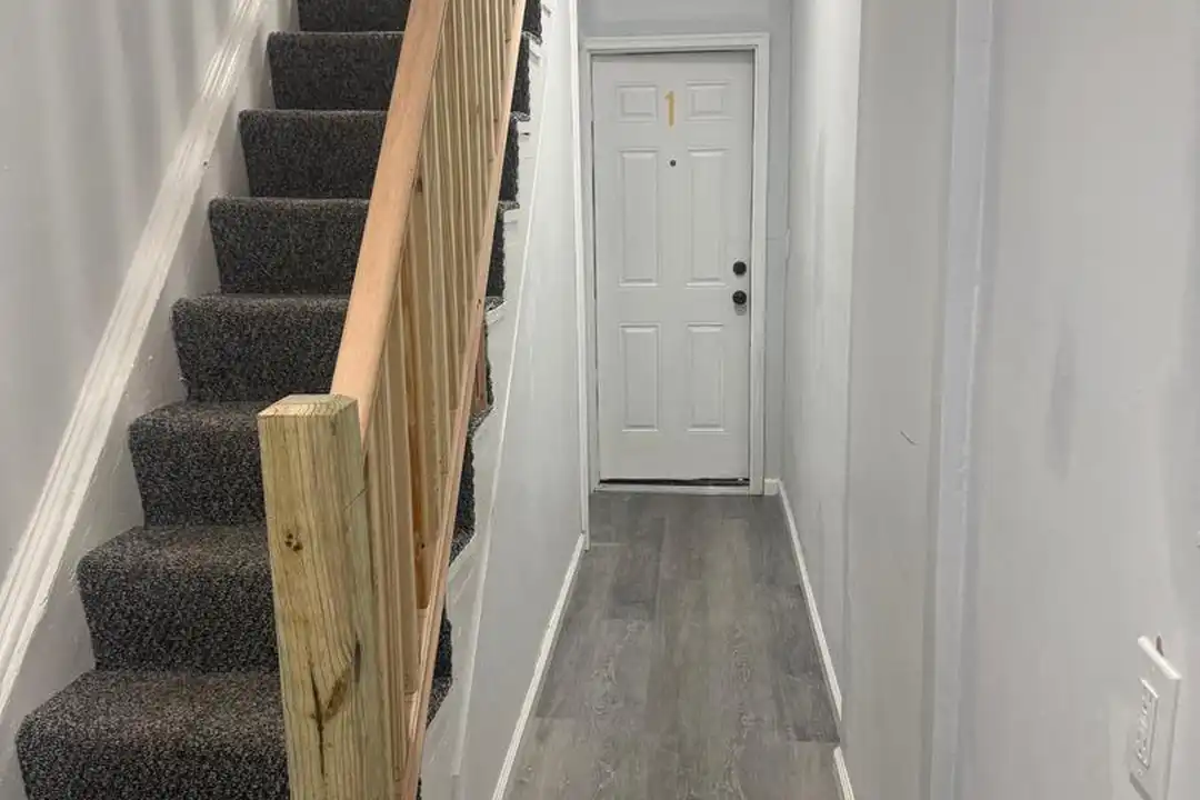 Apartment in Trenton - View 3