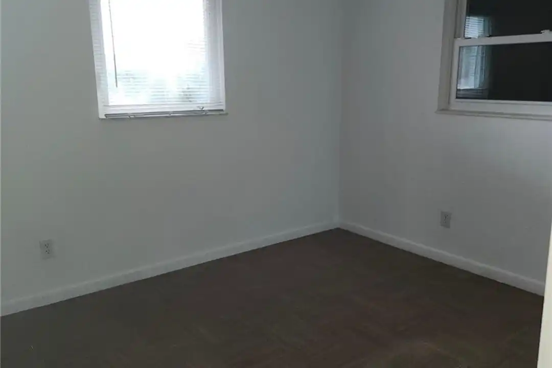 112 Kerr Cir - More