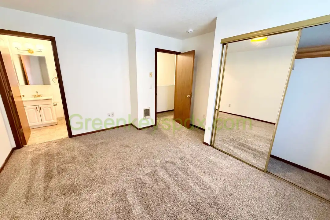 10030 N Lombard St - More
