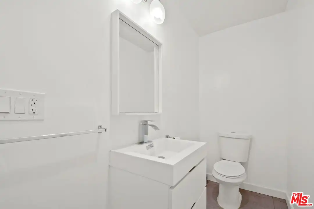 15424 Camarillo St - View 5