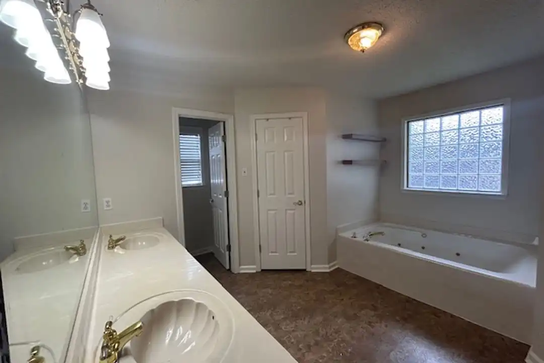 4073 Willow Glen Cir - More