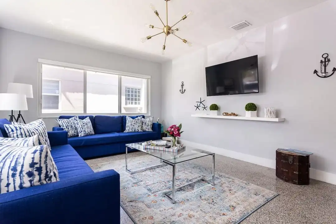 Apartment in Hollywood - View 2