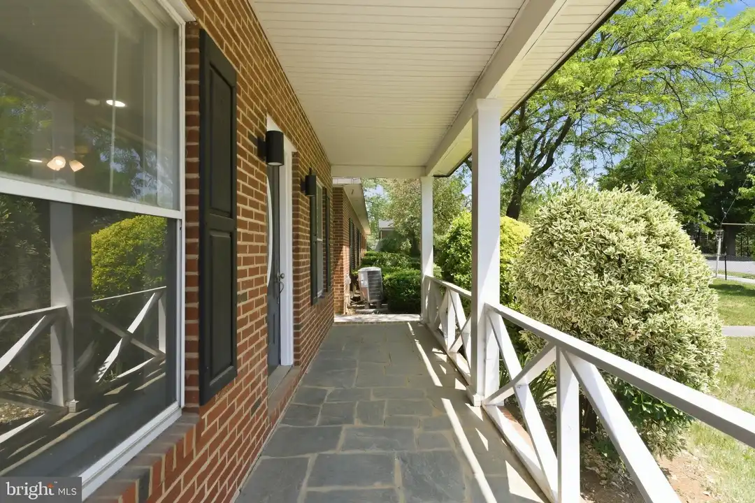 1725 Henry Ave #101 - More