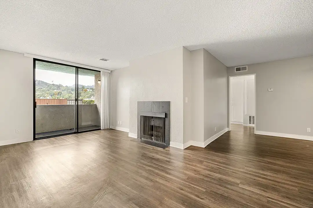 Apartment in Los Angeles, Studio City - View 2