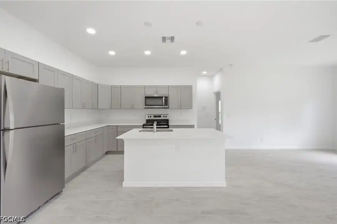 1018 Kent St E - View 6