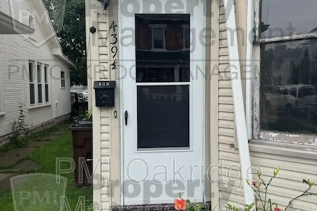 439 1/2 Adams St – photo 1 of 6