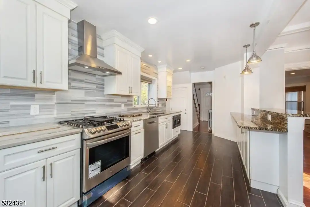51 Cedar Ave - More