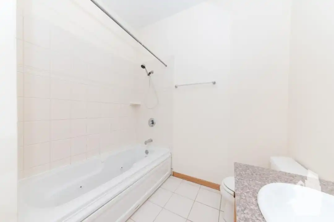 2539 N Southport Ave – pohled 3